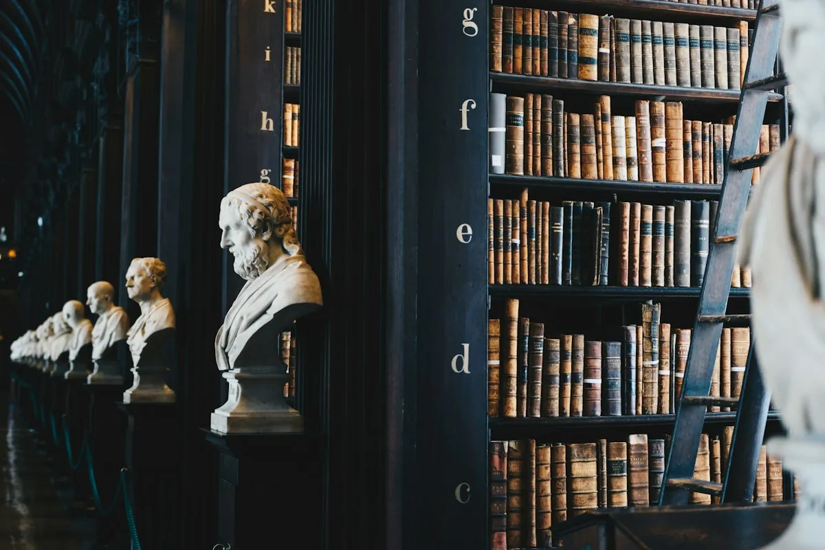 Biblioteca jurídica para la revisión de documentación patrimonial y legal.