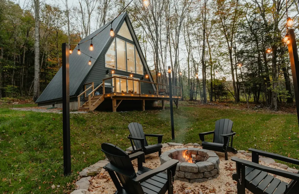 Cabaña campestre en arriendo con zona de fogata, rodeada de naturaleza
