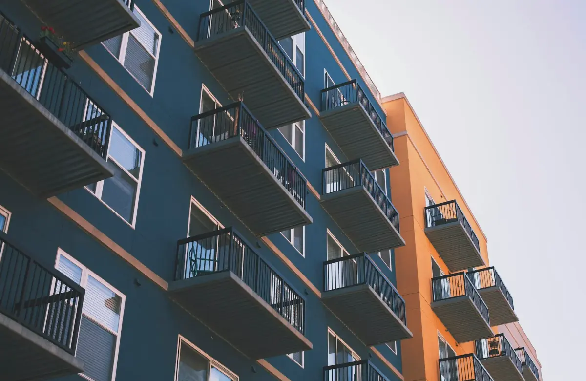 Fachada de edificio de apartamentos con unidades disponibles para alquiler en Palmira.