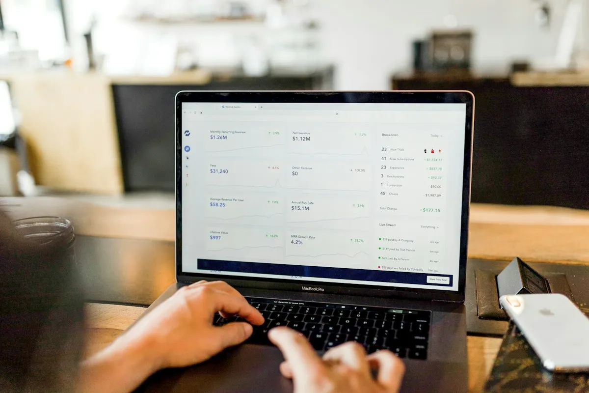 Computador portátil para consultar las plataformas digitales y servicios en línea de SEICRE.