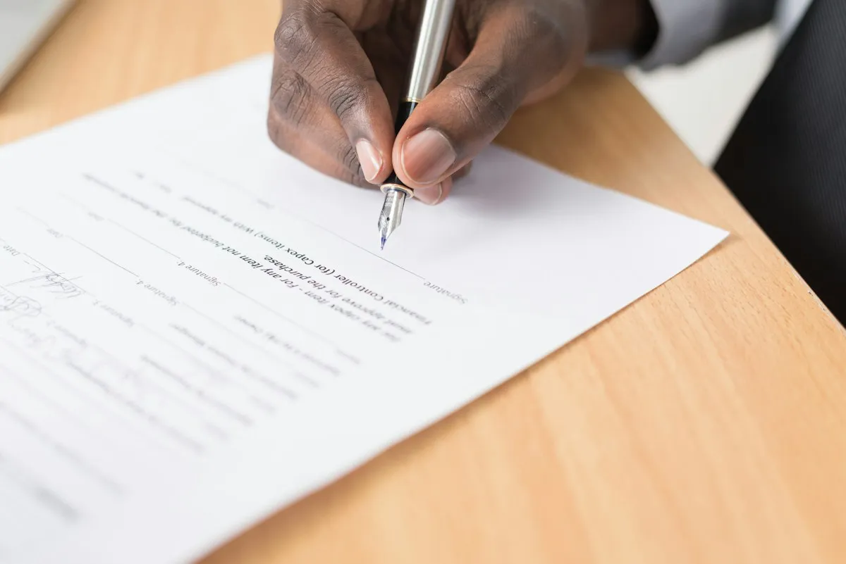 Propietario firmando contrato de administración y arriendo seguro de su casa en Palmira.