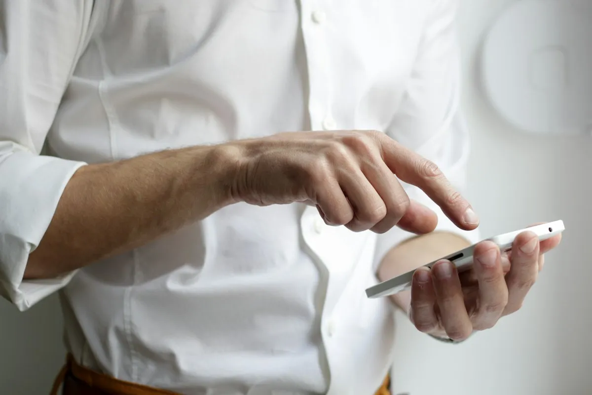 Teléfono móvil para la atención al cliente de SEICRE por WhatsApp.